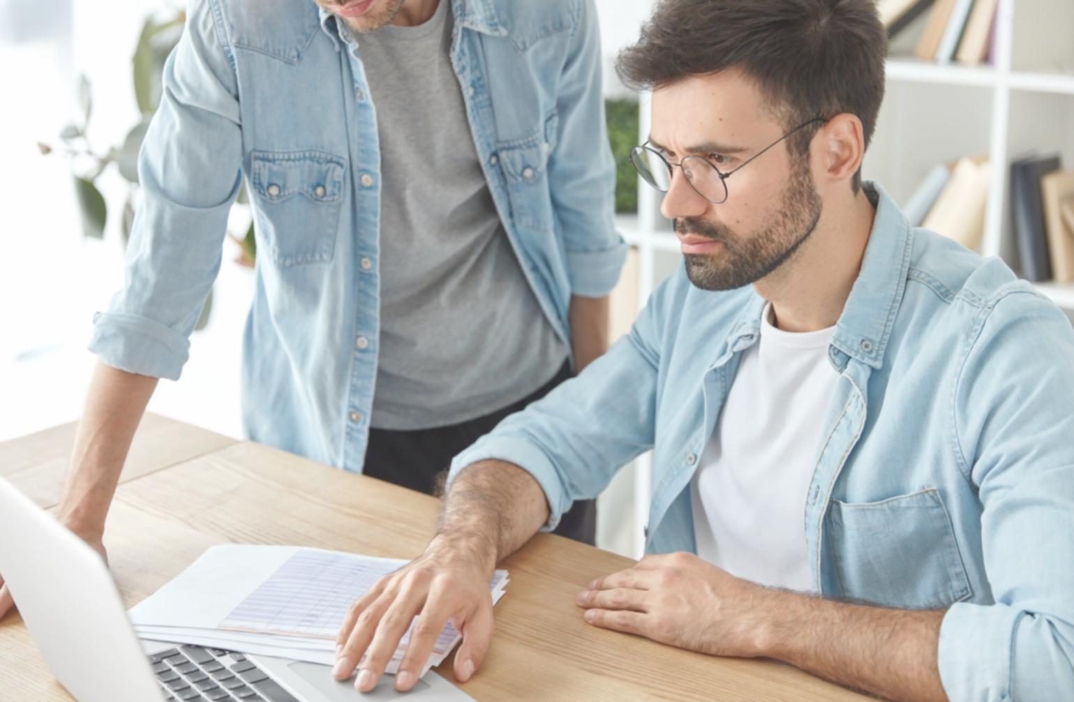 Arbeitsplatz mit Finanzunterlagen und Laptop